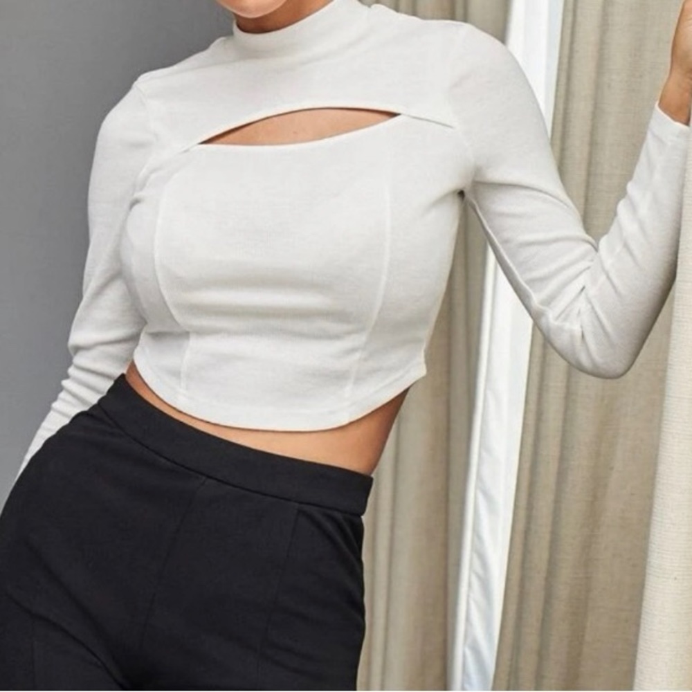 🔥FLASH SALE🔥 NWOT WHITE TOP WITH CUT OUT 💘